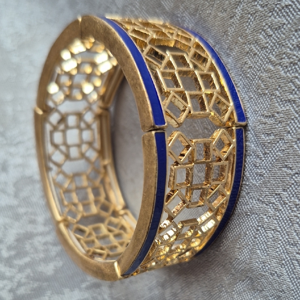Lovely Lia Sophia Gold and Blue Stretch Bracelet (J6)